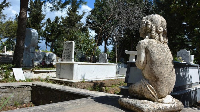 Datça'da farklı dinlerden insanların yan yana yattığı mezarlık