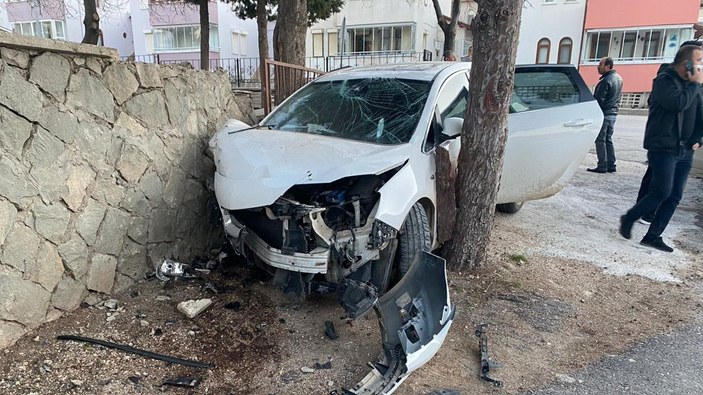 Isparta'da kazadan kaçan sürücü, cami duvarına çarptı