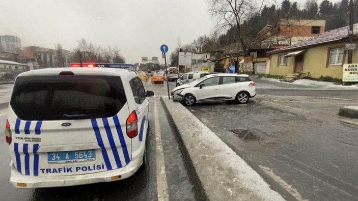 Şişli’de kayan aracın refüje çarpması kamerada