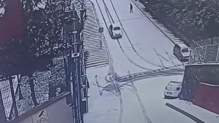 Kağıthane'de bir aracın, karlı rampadaki kazası kamerada