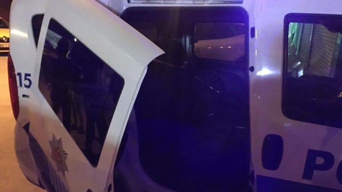 İzmir'de polis otosunun kapısını kırdılar