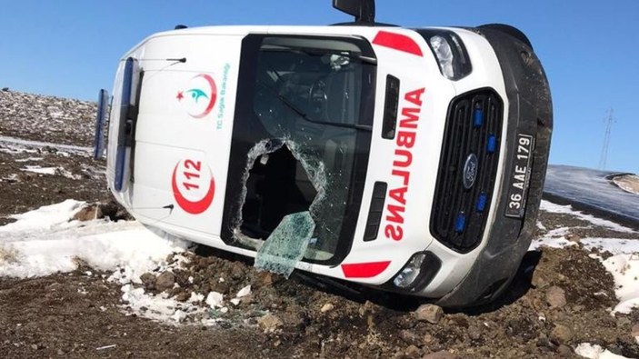 Kars’ta hasta almaya giden ambulans takla attı: 3 yaralı