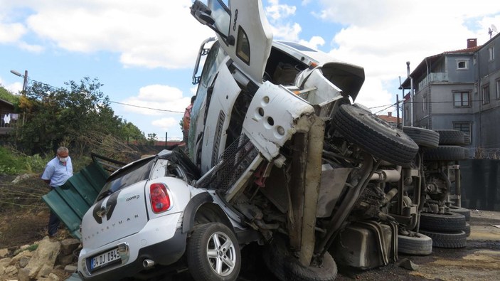 İstanbul'daki sürücü, 30 saniyeyle kamyonun altına kalmaktan kurtuldu