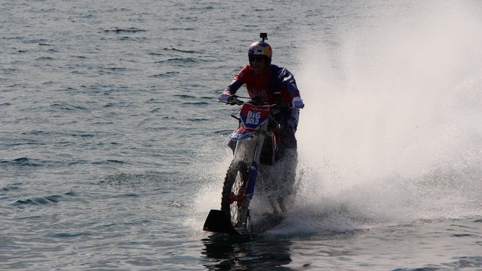 Motokros efsanesi Robbie Maddison, İstanbul Boğazı'nı su üstünde geçti