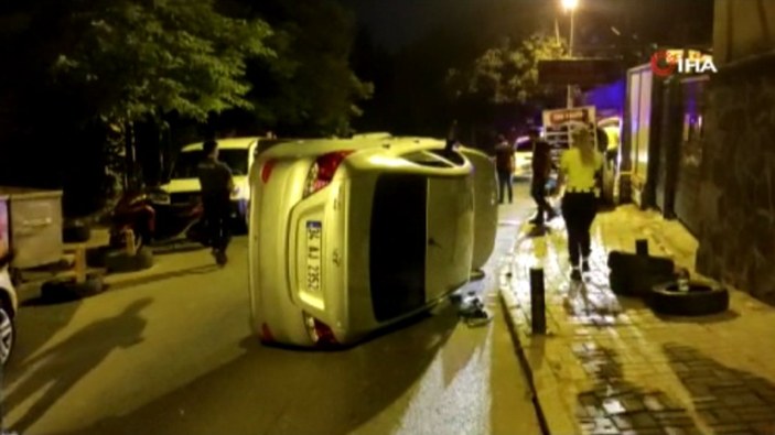 Beşiktaş'ta araçlara çarparak duran otomobil yan devrildi