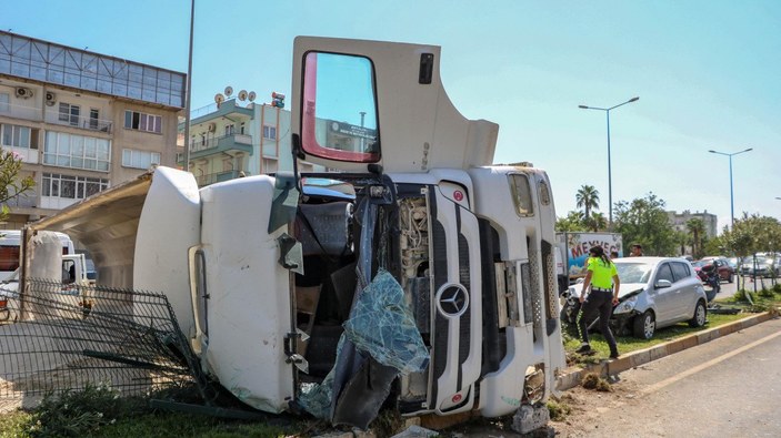 Antalya'da kum yüklü kamyon, otomobile çarpınca devrildi