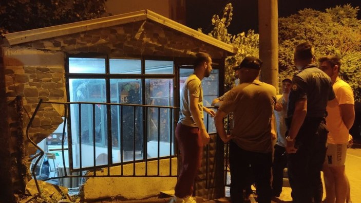 Kocaeli'de kadın, yayaya çarpmamak için restoranın kolluklarına çarptı