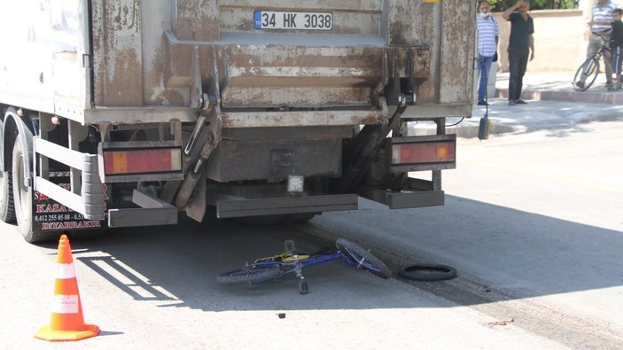 Elazığ'da kamyonun altına kalan bisikletli hayatını kaybetti
