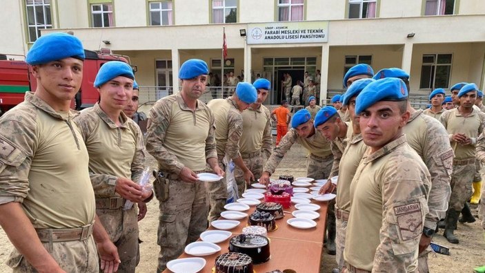 Sinop'ta yaraları saran Mehmetçik’e doğum günü sürprizi