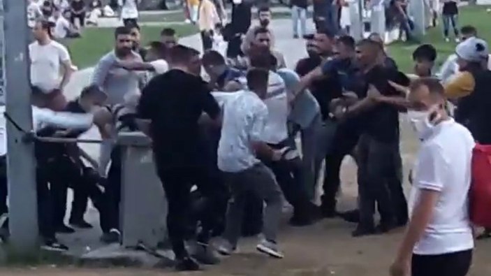 Avcılar sahilinde taşlı sopalı laf atma kavgası