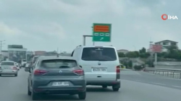 İstanbul’da sürücüler hem tartıştı hem makas attı