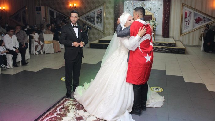 Erzurum’da, asker kardeş ablasının düğününe gelerek sürpriz yaptı
