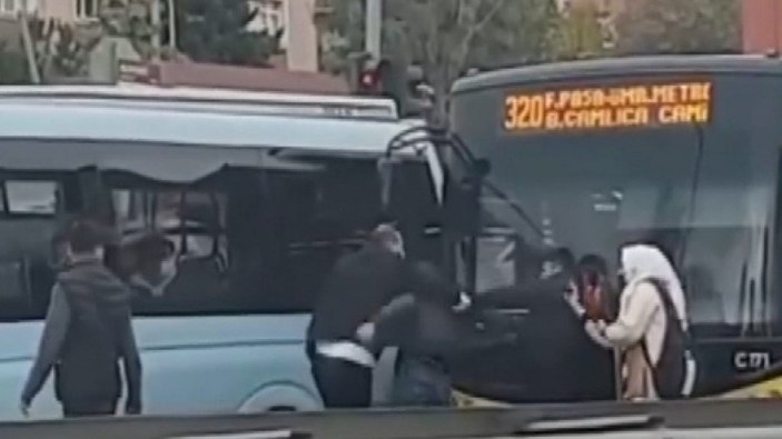 Ümraniye’de, İETT şoförü ile otomobil sürücüsü trafikte kavga etti