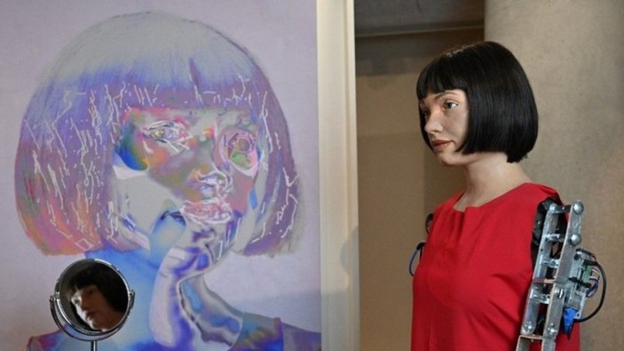 Ressam robot Ai-Da, Mısır'da gözaltına alındı