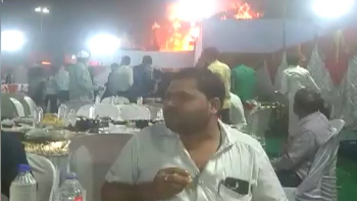 Hindistan’ın düğünde çıkan yangında yemek yemeye devam ettiler