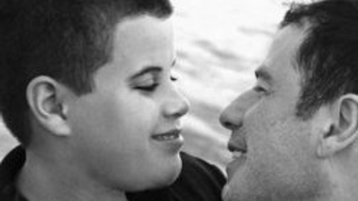 Travolta oğlu anısına jetini bağışladı