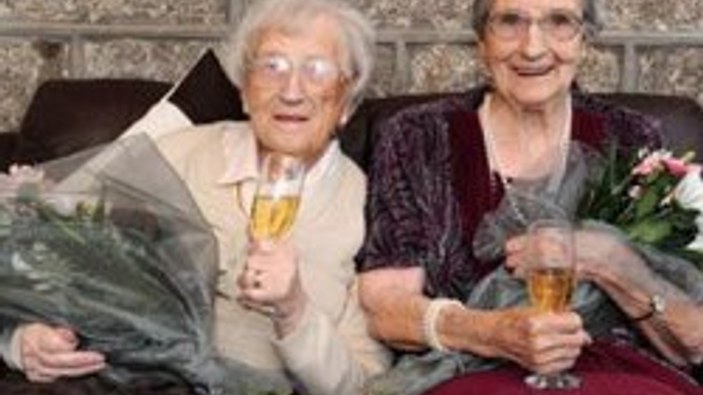 Dünyanın en yaşlı ikizleri 102 yaşında