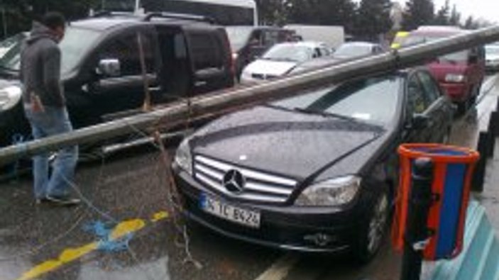 Elektrik direği araçların üzerine devrildi