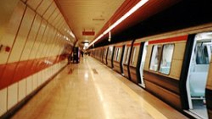 İstanbul'da bir kadın metro raylarına düştü