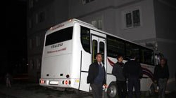 Freni boşalan halk otobüsü apartmana çarptı