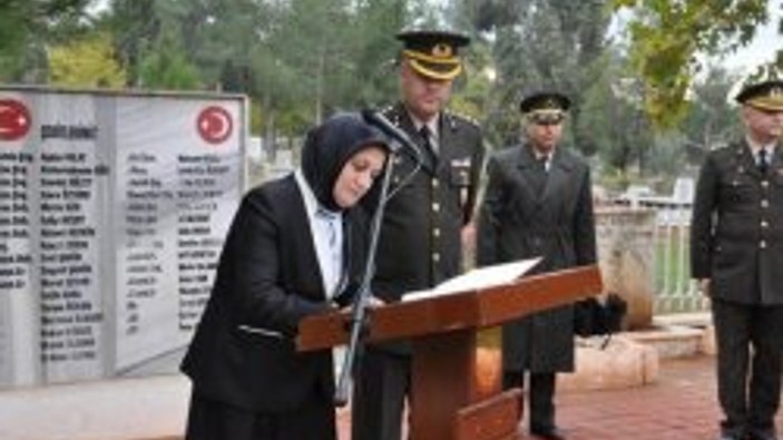 Türbanlı başkandan Atatürk anıtına çelenk