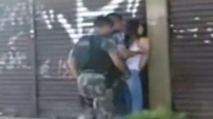 Brezilya polisi genç kızı taciz edip dövdü - Video