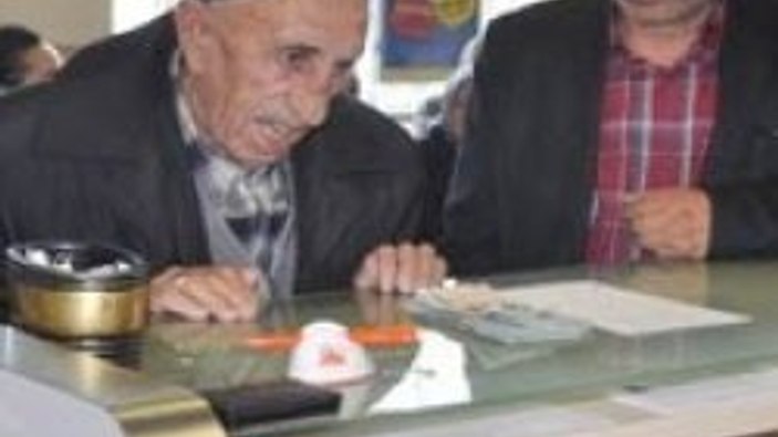 İlk emekli maaşını 104 yaşında aldı