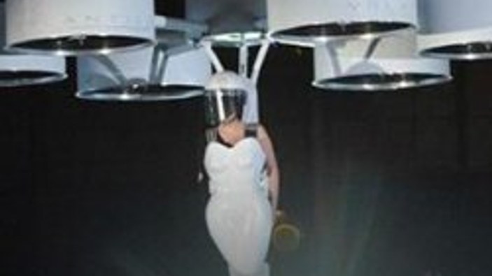 Lady Gaga uçan elbise giydi