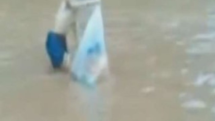 Öğrencileri poşete koyup nehri geçtiler İZLE