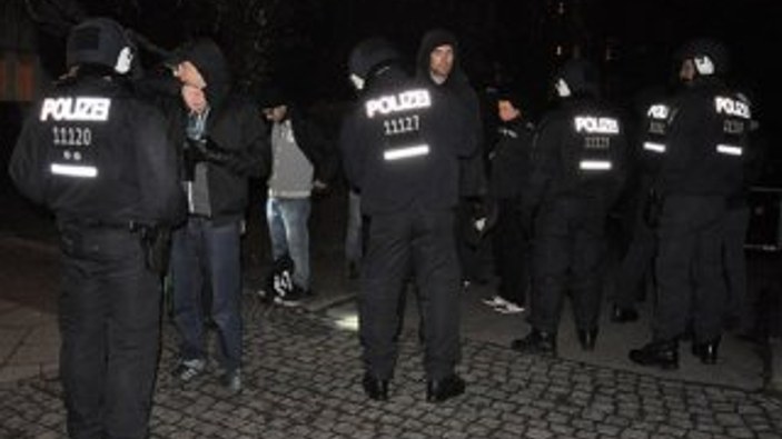 Almanya'da devlet baskısı protesto edildi