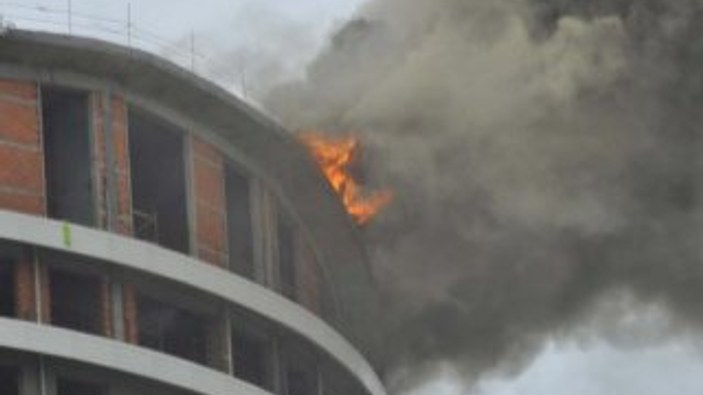 Batışehir Rezidans'ta yangın kontrol altına alındı