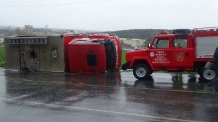 Tekirdağ'da itfaiye aracı devrildi: 3 yaralı
