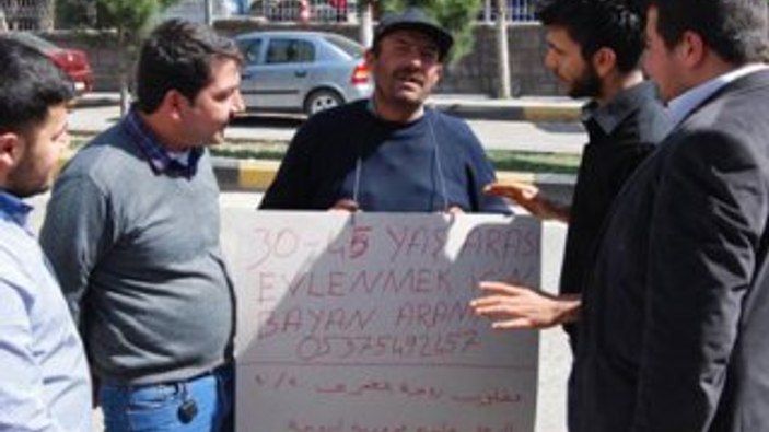 Gaziantepli kişi pankart ile sokaklarda eş aradı