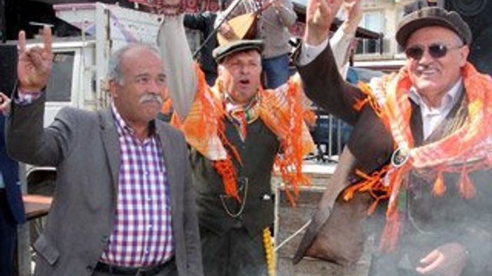 MHP'li aday bozkurt işaretini karıştırdı