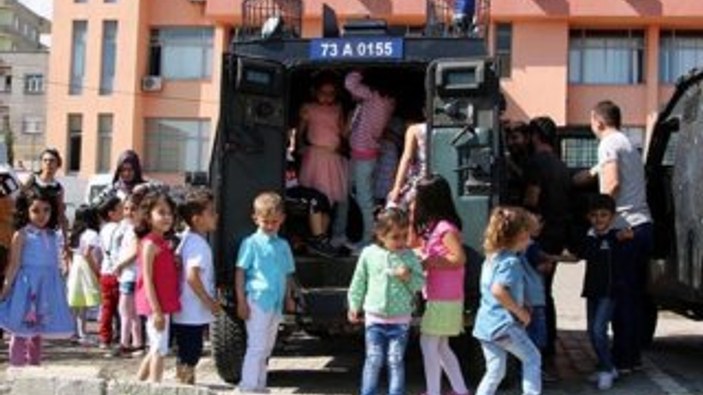 Şırnak'ta çocuklar TOMA'dan tazyikli su sıktı