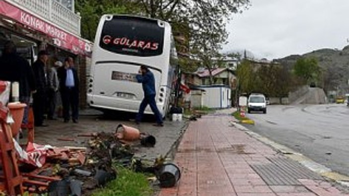 Yolcu otobüsü şoförü direksiyon başında kriz geçirdi
