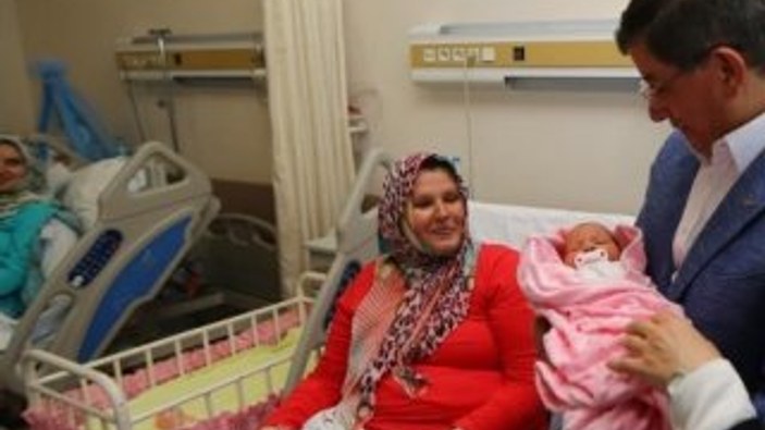 Başbakan Davutoğlu bir bebeğin kulağına ezan okudu