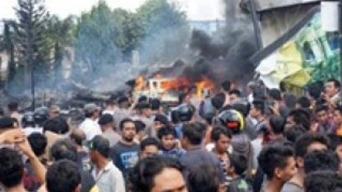 Endonezya'da uçak düştü:55 ölü