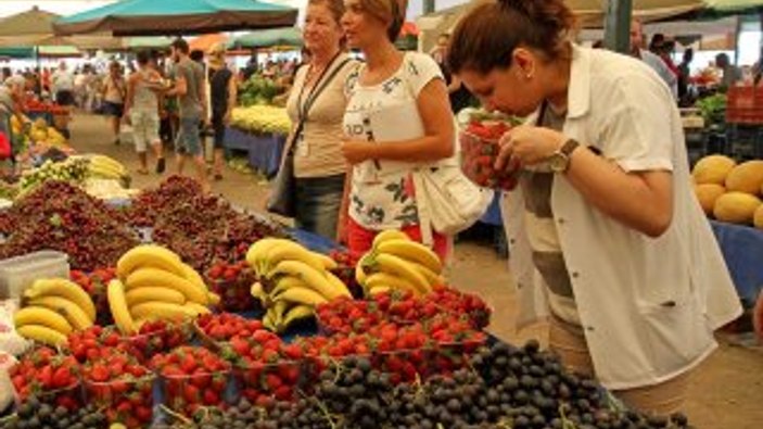 Pazarcılar çileğin üzerine kokulu sprey sıkıyor