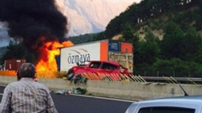 Adana'da freni boşalan TIR dehşet saçtı