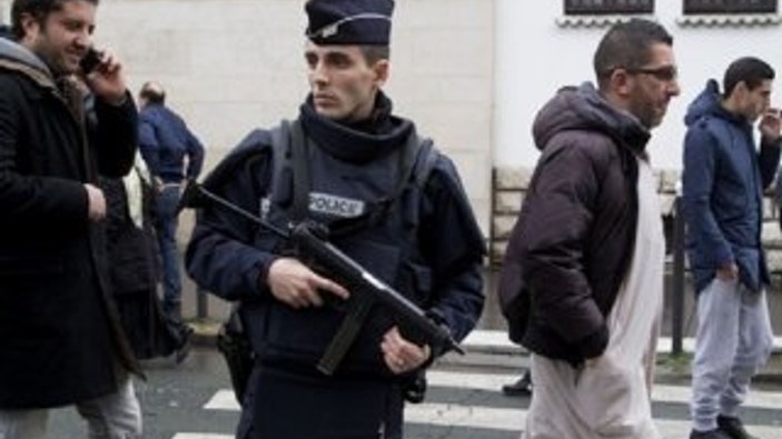 Fransa'da sıkıyönetim 3 ay daha uzatılacak