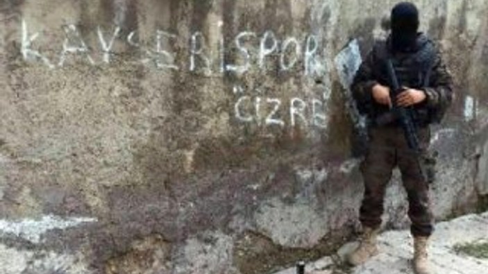 Özel harekat polisinden 'Kayserispor Cizre' pozu
