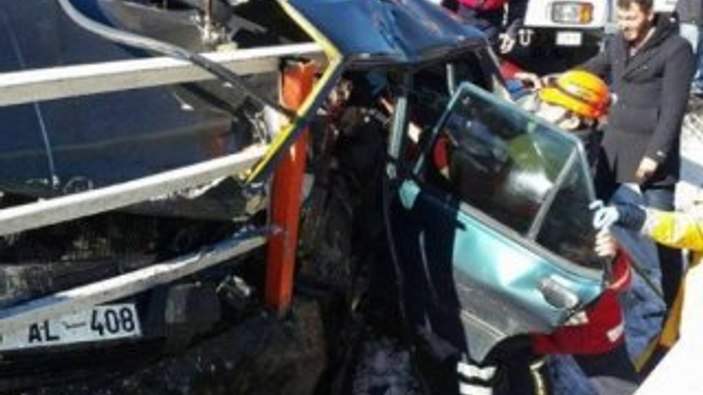 Zonguldak'ta otomobil bariyerlere girdi: 4 yaralı