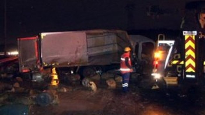 TEM'de havalanan kamyonet otomobilin üstüne düştü