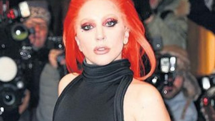 Lady Gaga kaşlarını ağartıyor