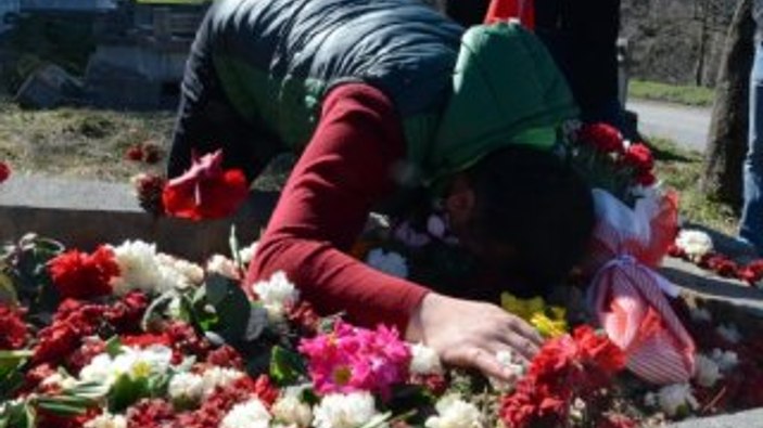 Yaralı asker şehit arkadaşını ziyaret etti