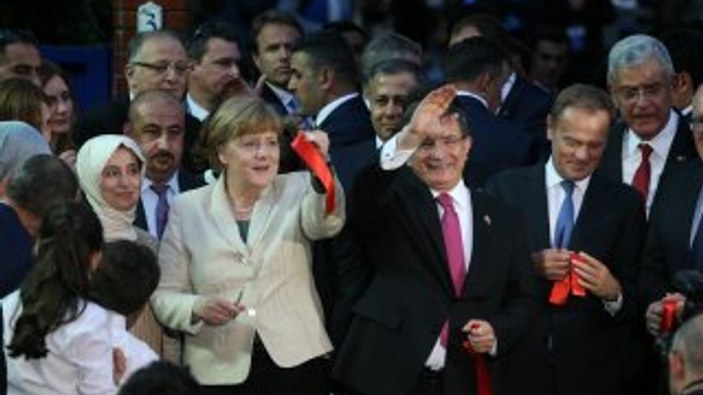 Merkel ve Davutoğlu'nda aile ve çocuk evi açılışı