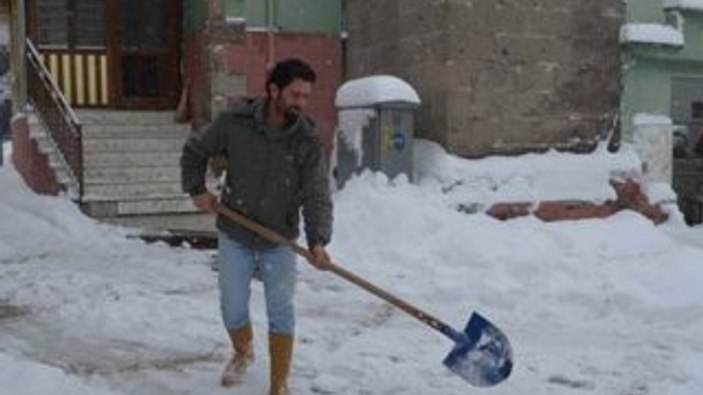 Kar çalışması yapan belediye işçisi 6 bilezik buldu