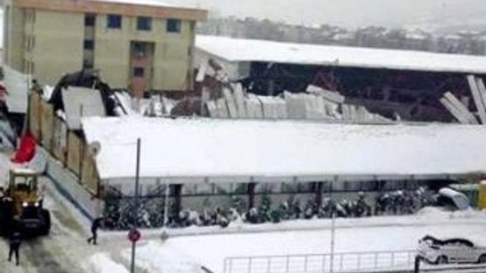 Biga'da kapalı pazaryerinin çatısı çöktü