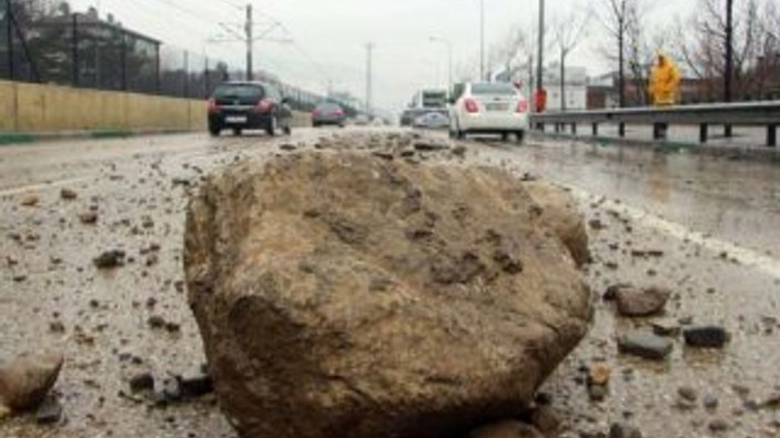 Bursa'da hafriyat kamyonunun taşıdığı kayalar yola düştü